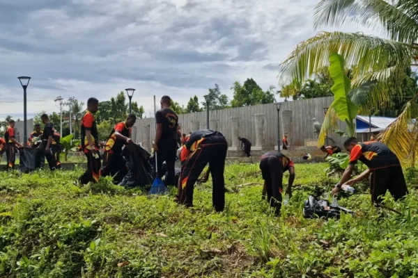 Brimob Polda Papua bersih lingkungan bersama warga Distrik Samofa