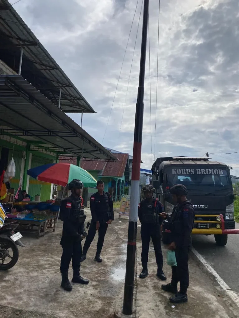 Patroli Dialogis Brimob Papua Tengah membeli jualan pinang warga saat pengamanan Pelabuhan Nabire