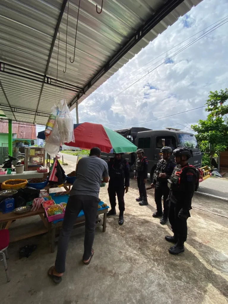 Patroli Dialogis Brimob Papua Tengah di kawasan Pelabuhan Nabire bersama masyarakat pesisir