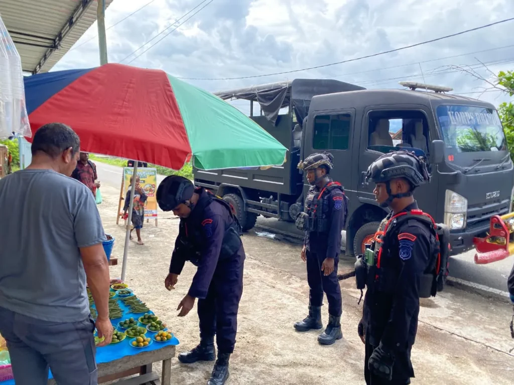 Personel Patroli Dialogis Brimob Papua Tengah berdialog dengan warga di Pelabuhan Nabire Papua Tengah