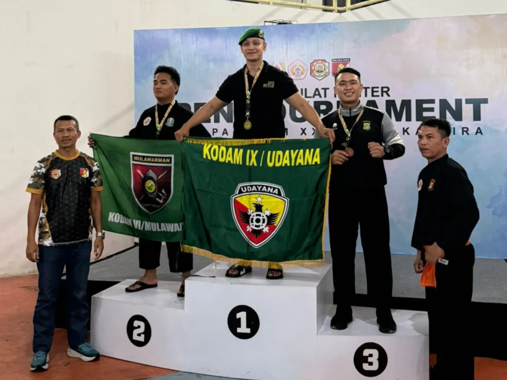 Personel Brimob Polda Metro Jaya Prestasi Pencak Silat menerima penghargaan juara nasional 2026