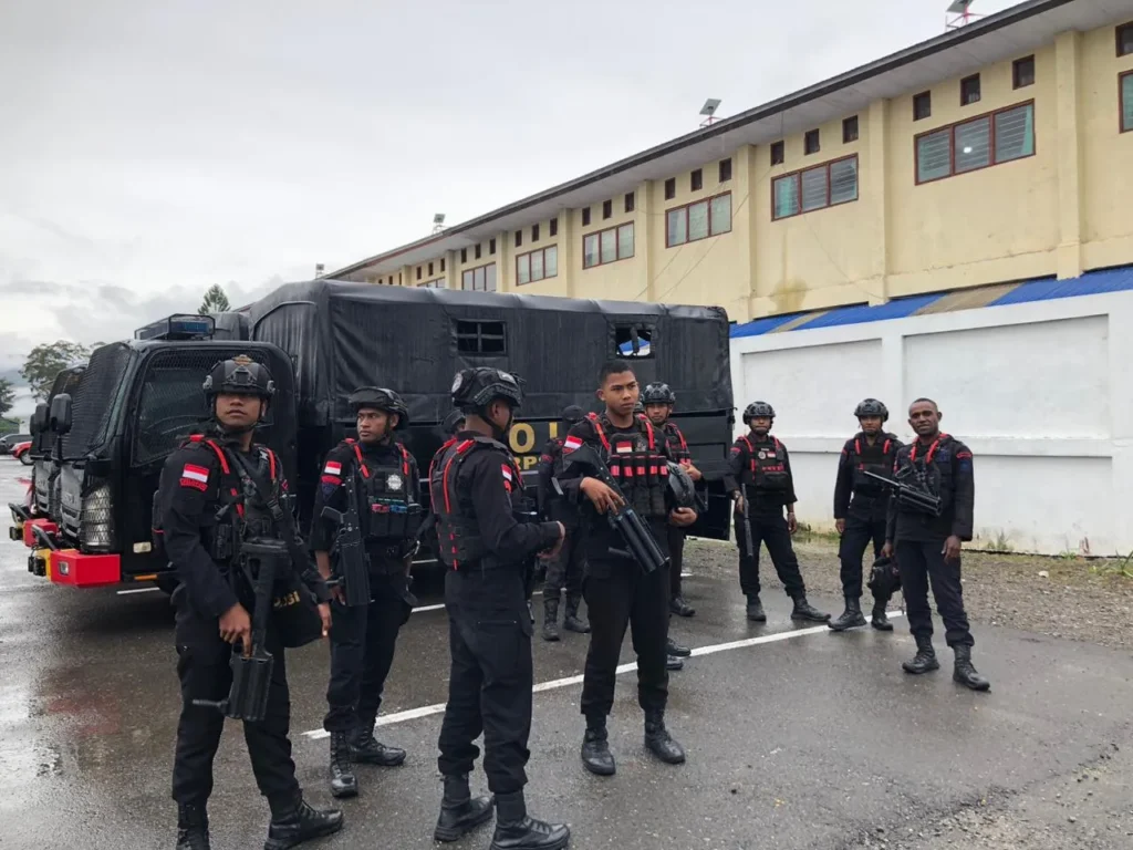 Personel Satbrimob Polda Papua melaksanakan pengamanan pengumuman K3 pencaker Jayawijaya
