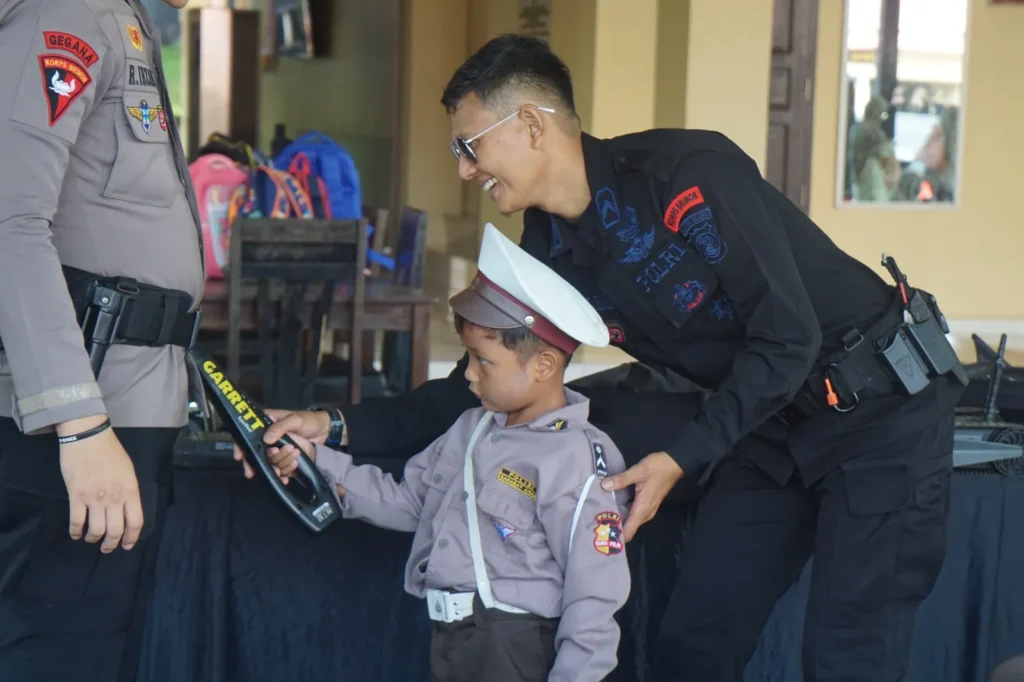 Personel Gegana dalam Program BRAIN Brimob Ramah Anak mendampingi siswa SD IT Robbani di Palembang