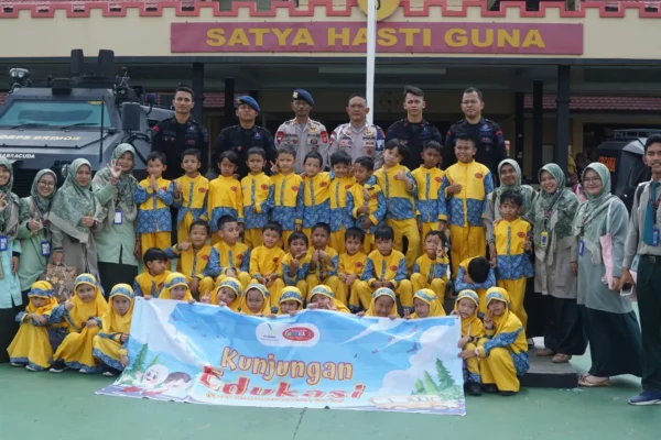 Kegiatan Program BRAIN Brimob Ramah Anak Satbrimob Polda Sumsel tanamkan cinta Polri sejak dini