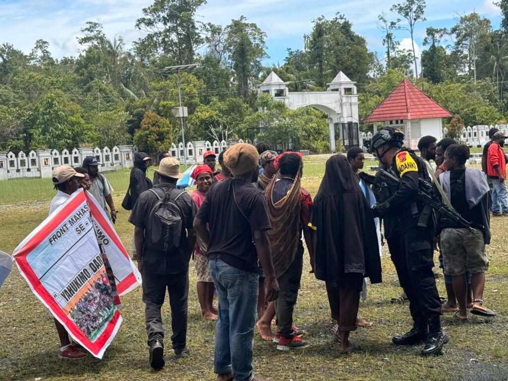 pengamanan aksi unjuk rasa di Yahukimo oleh Satbrimob Polda Papua