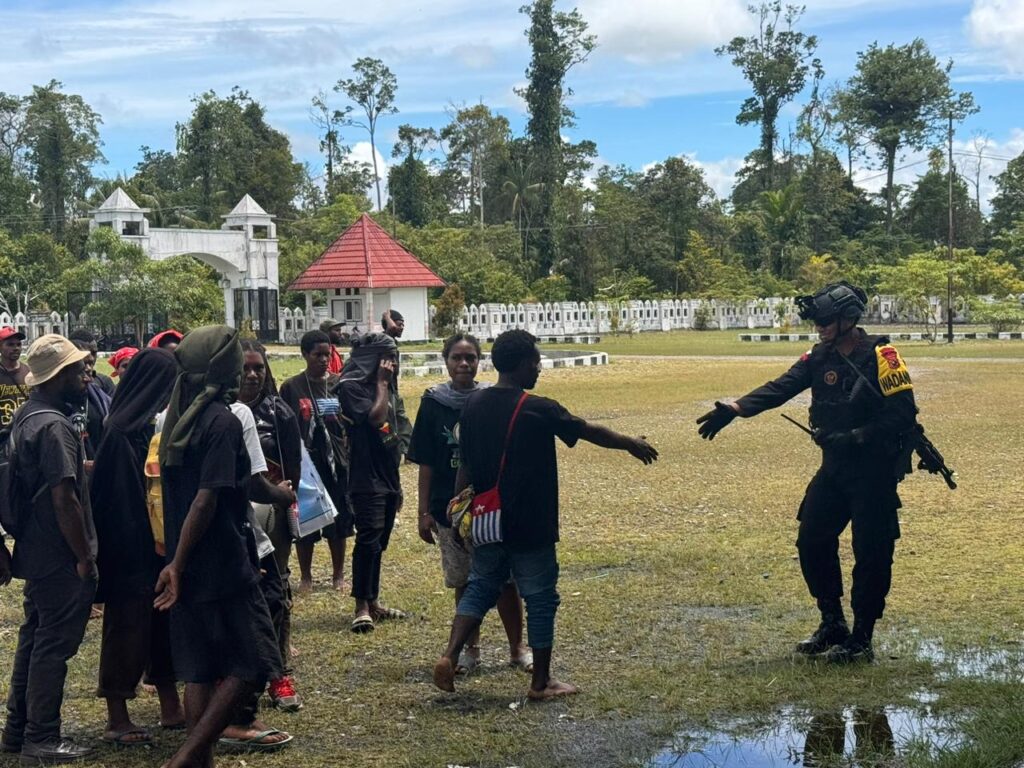 pengamanan aksi unjuk rasa di Yahukimo di Kantor DPR Kabupaten Yahukimo