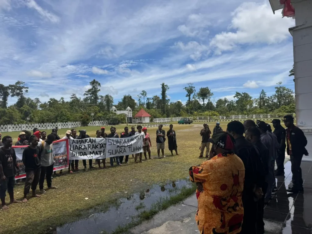 personel Satbrimob Polda Papua saat pengamanan aksi unjuk rasa di Yahukimo