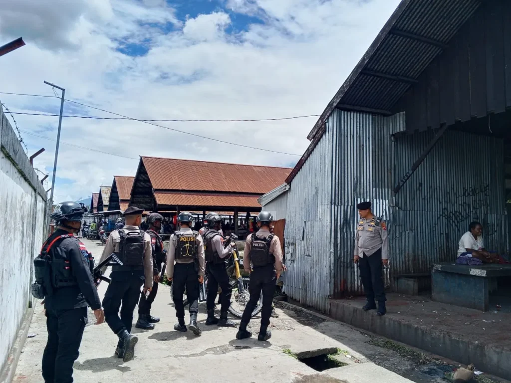 Patroli Satbrimob Polda Papua di Wamena