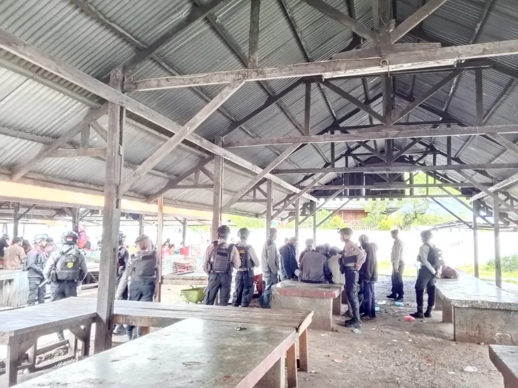 Patroli Satbrimob Polda Papua di Wamena