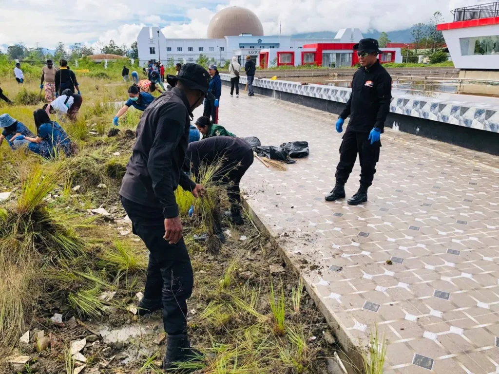 kerja bakti brimob jayawijaya di tugu salip wamena