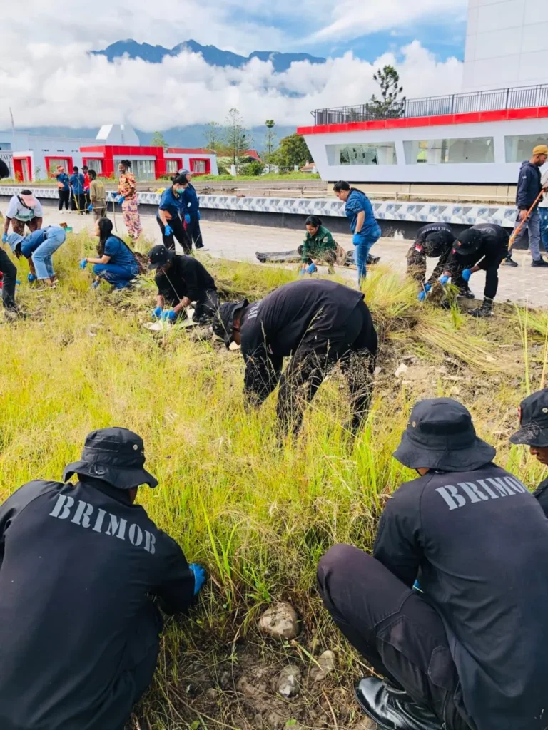 kerja bakti brimob jayawijaya dukung lingkungan bersih