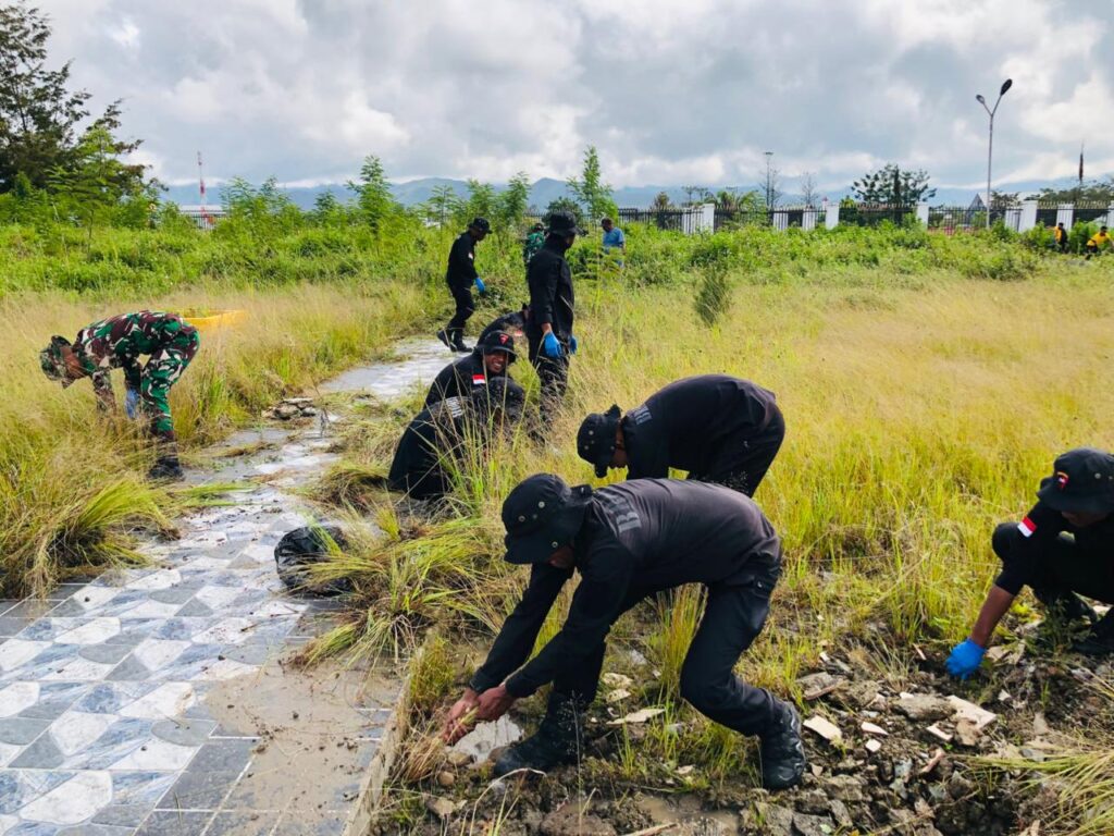 personel kerja bakti brimob jayawijaya bersama tni polri