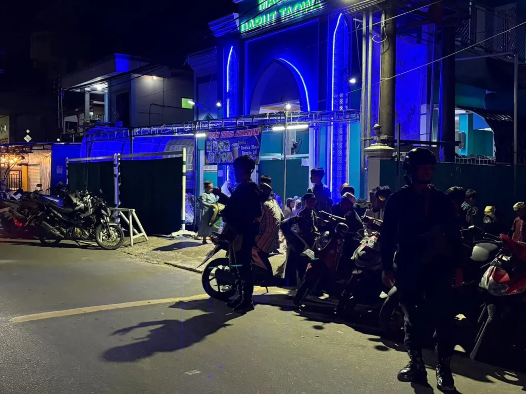 Patroli Ramadan Brimob Kaltara lakukan pengamanan masjid saat salat tarawih